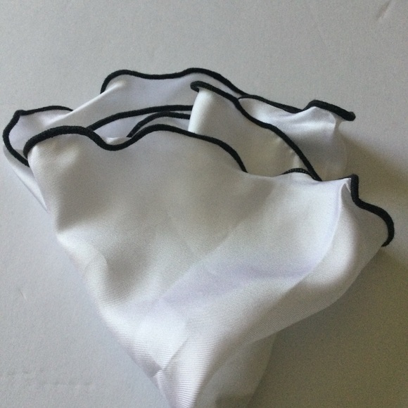 EDWARD ARMAH SILK ROUND POCKET CIRCLE SQUARE WHITE WITH BLACK EDGE NWOT - Picture 2 of 8